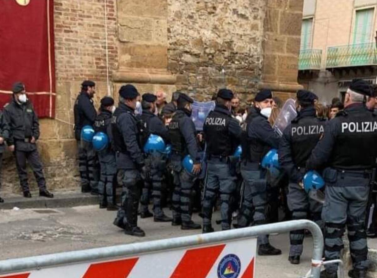 Minacce al vescovo,a Barrafranca processione con la ‘scorta’ - 