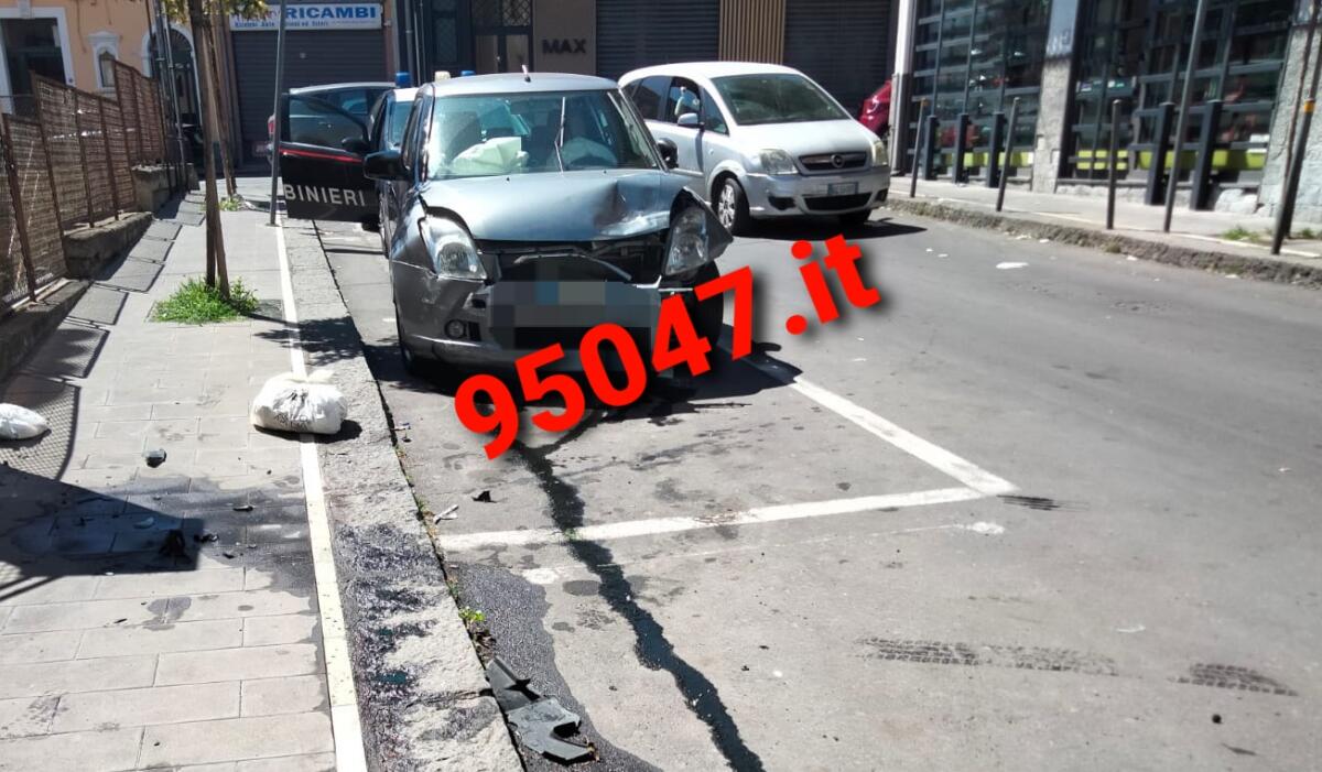 MISTERBIANCO. PERDE IL CONTROLLO DELL'AUTO E VA A SBATTERE CONTRO MACCHINE IN SOSTA, FERITO - 