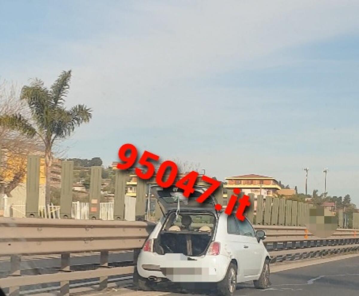 AUTO CONTRO GUARDRAIL SULLA SS121 SVINCOLO PIANO  TAVOLA - 