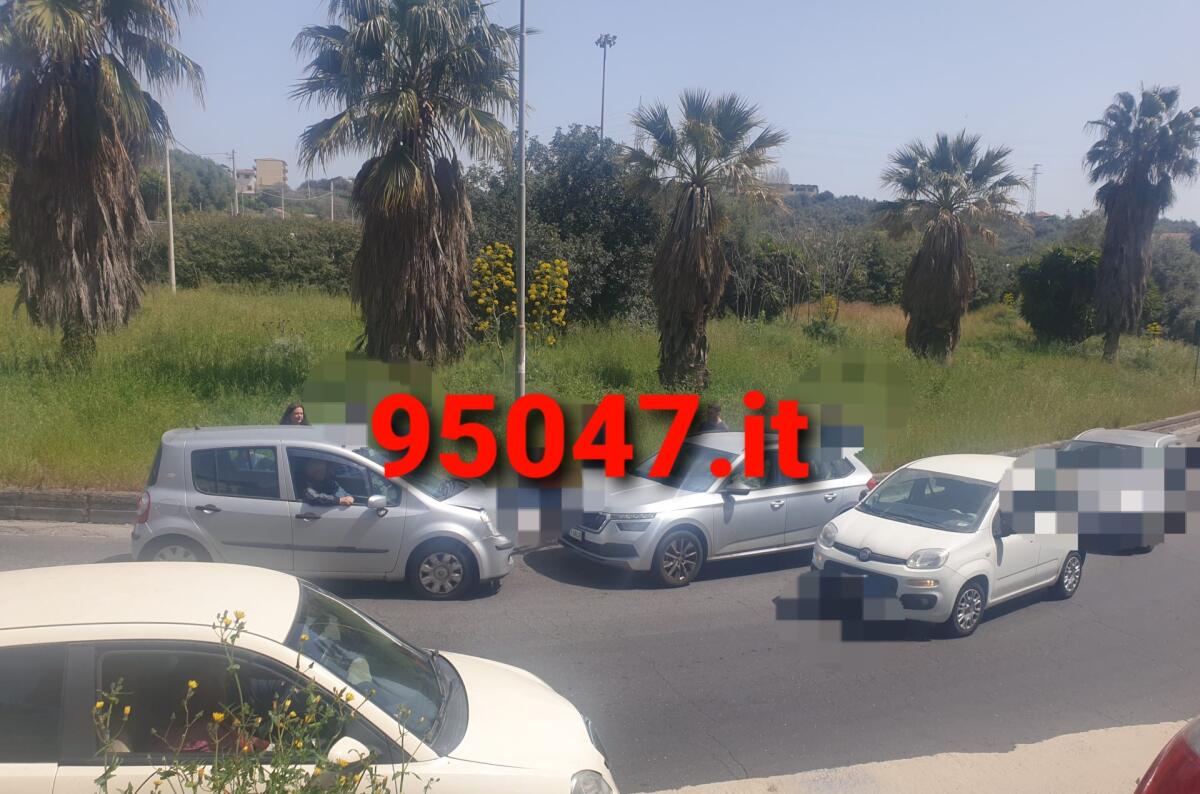 SCONTRO FRONTALE TRA DUE AUTO NEI PRESSI DEL "PALAZZO DI FERRO" - 