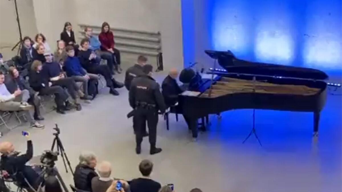 LA POLIZIA FA IRRUZIONE E INTERROMPE IL CONCERTO CONTRO LA GUERRA DEL PIANISTA ALEKSEJ LJUBIMOV - 