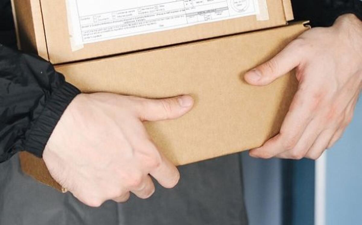 CATANIA TENTA DI RUBARE PACCHI A UN CORRIERE: PRESO LADRO SERIALE - 