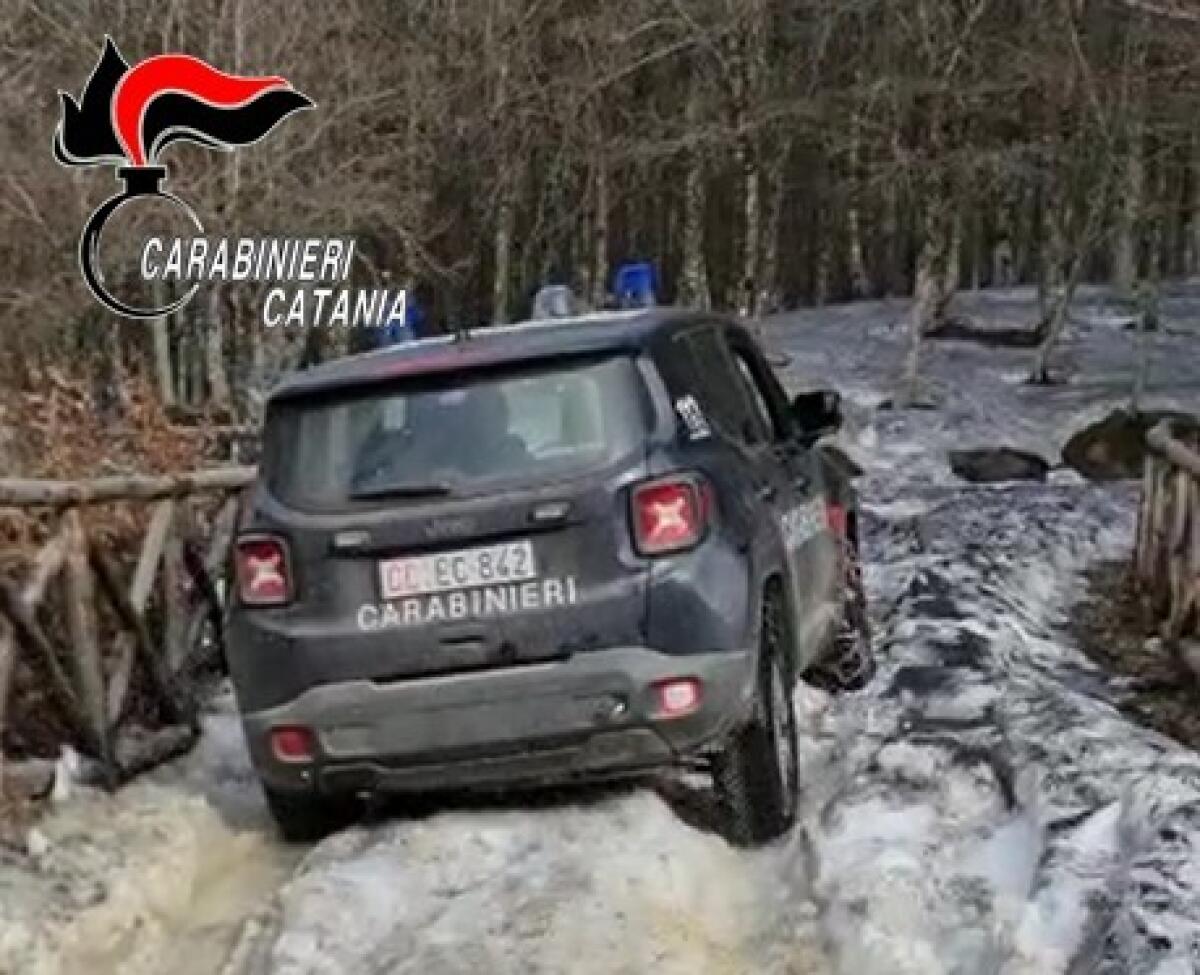 CESARÒ, IL CAMPER RESTA BLOCCATO PER GHIACCIO E NEVE. TURISTE TEDESCHE SOCCORSE DAI CARABINIERI - 