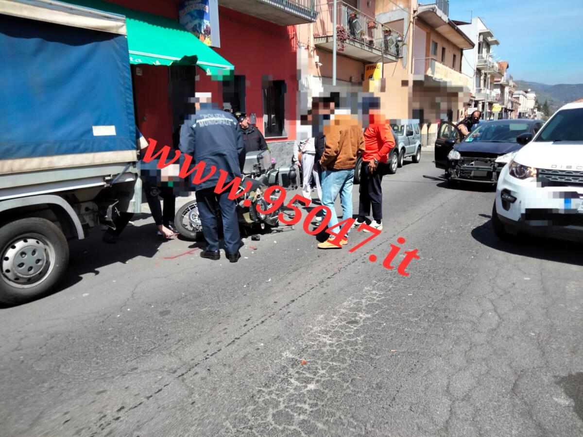 SCONTRO MOTO-AUTO A TRECASTAGNI, CENTAURO FINISCE SOTTO CAMION PARCHEGGIATO - 