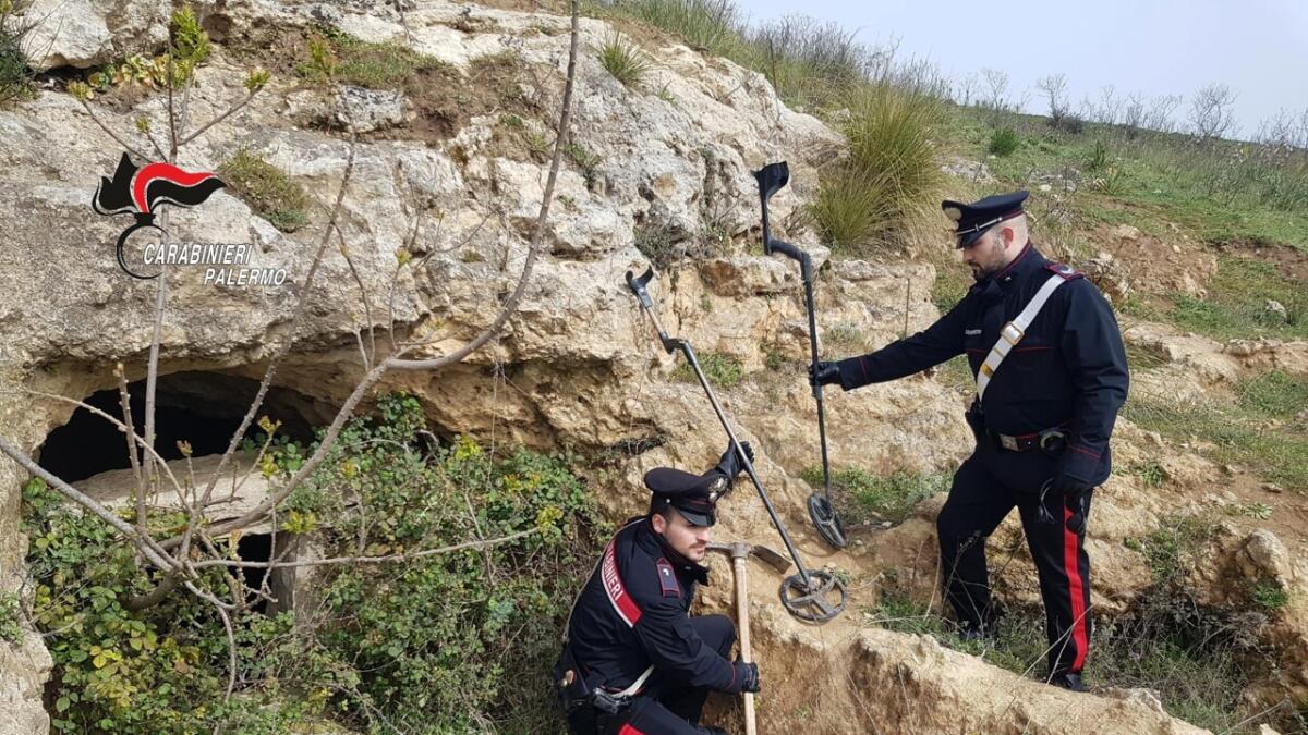 ARRESTATI 5 TOMBAROLI, CON PICCONI E METAL DETECTOR RUBANO MONETE ANTICHE NELLA NECROPOLI DI BAUCINA - 