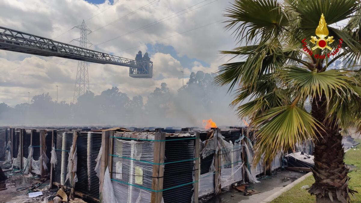 MAXI INCENDIO DI PANNELLI SOLARI ALL’INTERPORTO DI CATANIA - 