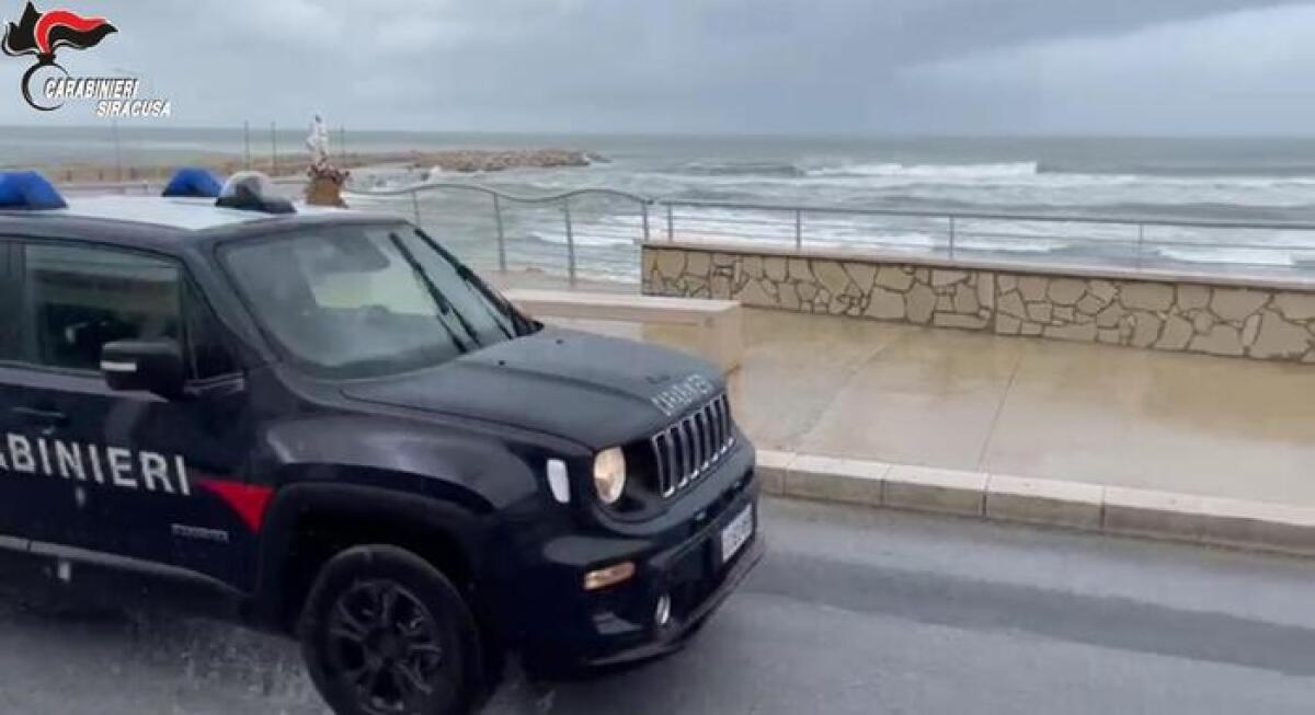 BAMBINO DI 10 ANNI DI CATANIA SCIVOLA DALLA SCOGLIERA E MUORE NEL SIRACUSANO - 