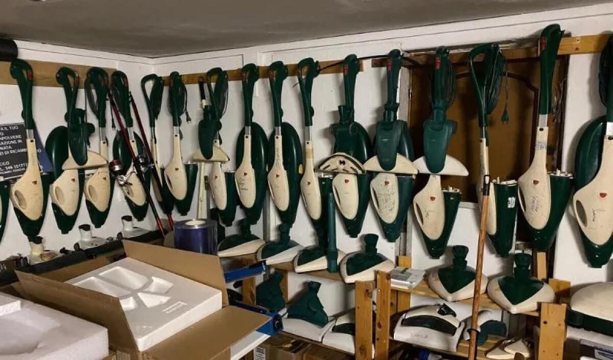 EX AGENTI "FOLLETTO"  SI PRESENTAVANO PRESSO LE ABITAZIONI DELLE ANZIANE VITTIME RAPPRESENTANDO UN DIFETTO DI FABBRICA SI FACEVANO CONSEGNARE L’ASPIRAPOLVERE PER POI RIVENDERLO ONLINE - 