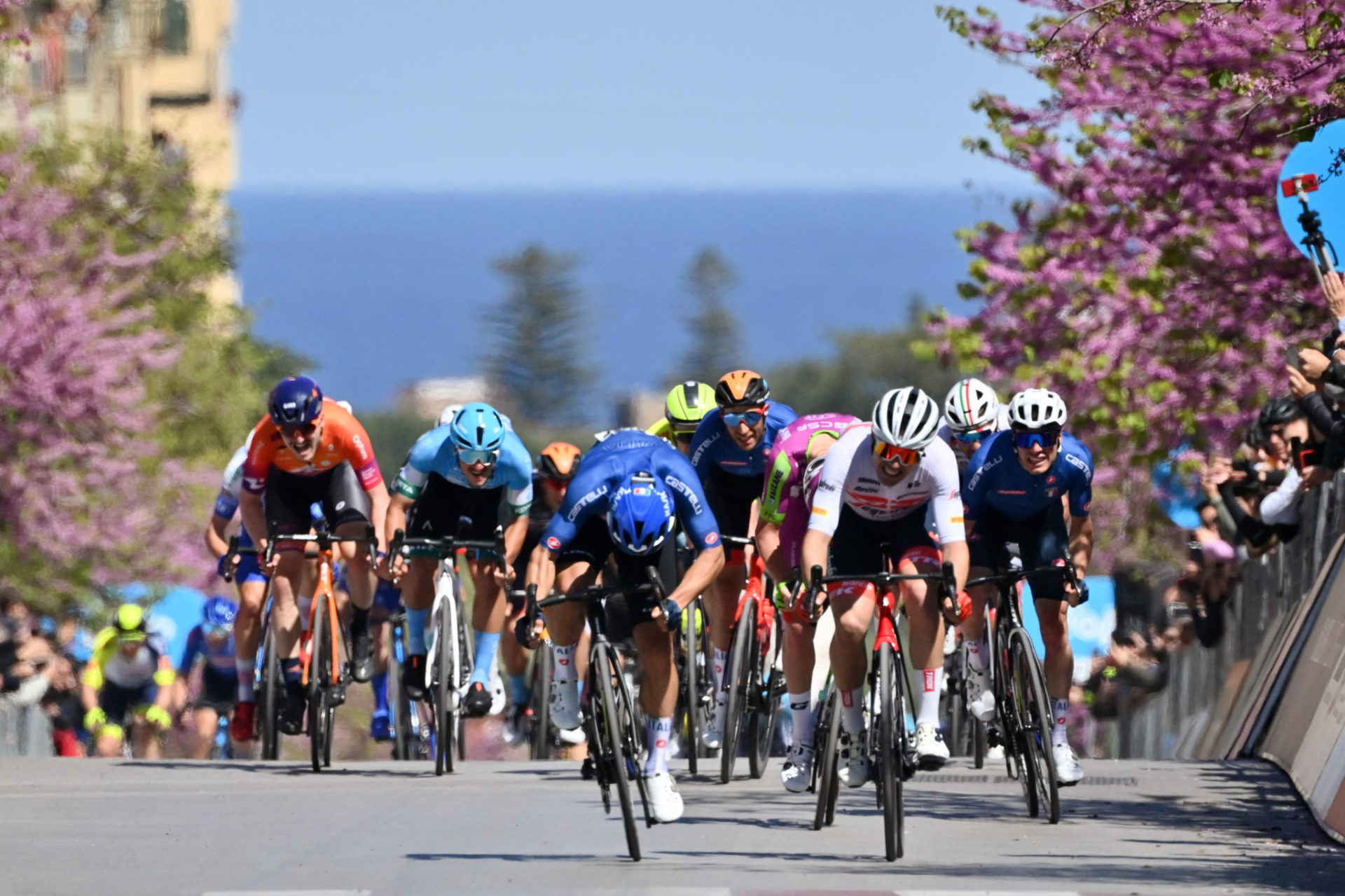 GIRO DI SICILIA 2022, MALUCELLI VINCE LA PRIMA TAPPA DA MILAZZO A BAGHERIA CON LA MAGLIA AZZURRA DELLA NAZIONALE