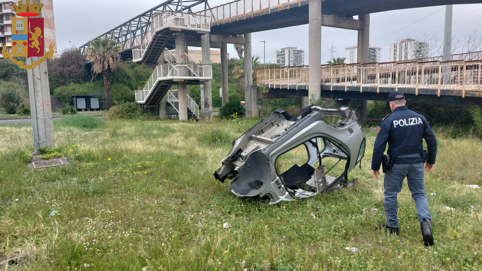 CATANIA. DOPO TANTI LITIGI CON I CONDOMINI PER L'USO DELL'ASCENSORE SI INSTALLA SCALA DALLA STRADA AL BALCONE