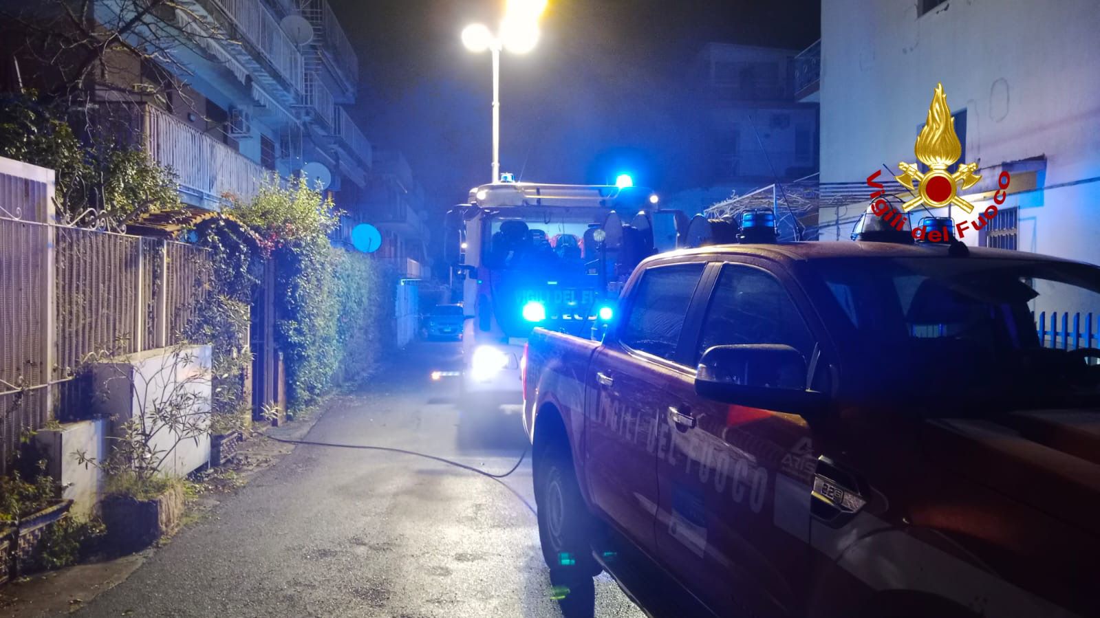PAURA NELLA NOTTE AD ACI CASTELLO, A FUOCO TETTOIA DI ALCUNI POSTI AUTO