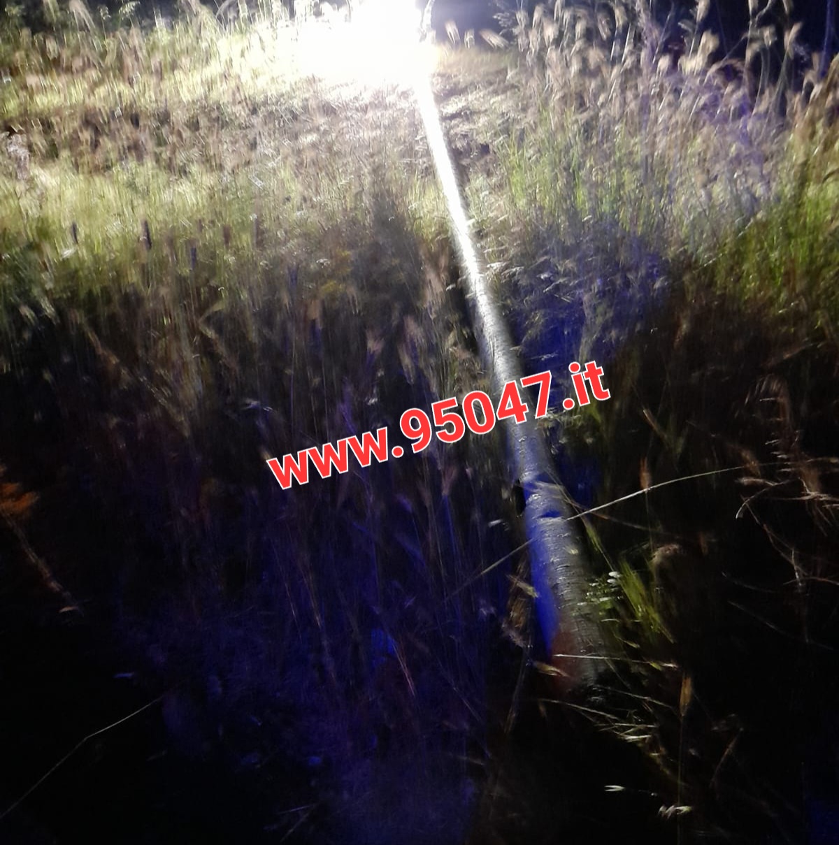 SCONTRO TRA DUE AUTO SULLA BELPASSO NICOLOSI. DIVELTO ANCHE UN PALO DELLA LUCE