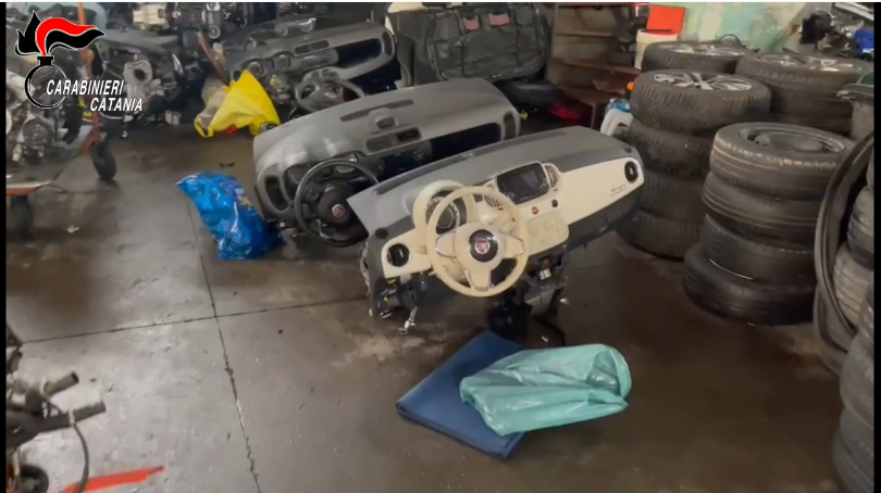 PATERNÒ . SI “RIFORNIVANO” DI AUTO NEI PARCHEGGI DEI CENTRI COMMERCIALI , SCOPERTA INGENTE REFURTIVA IN UN CAPANNONE A TRE FONTANE