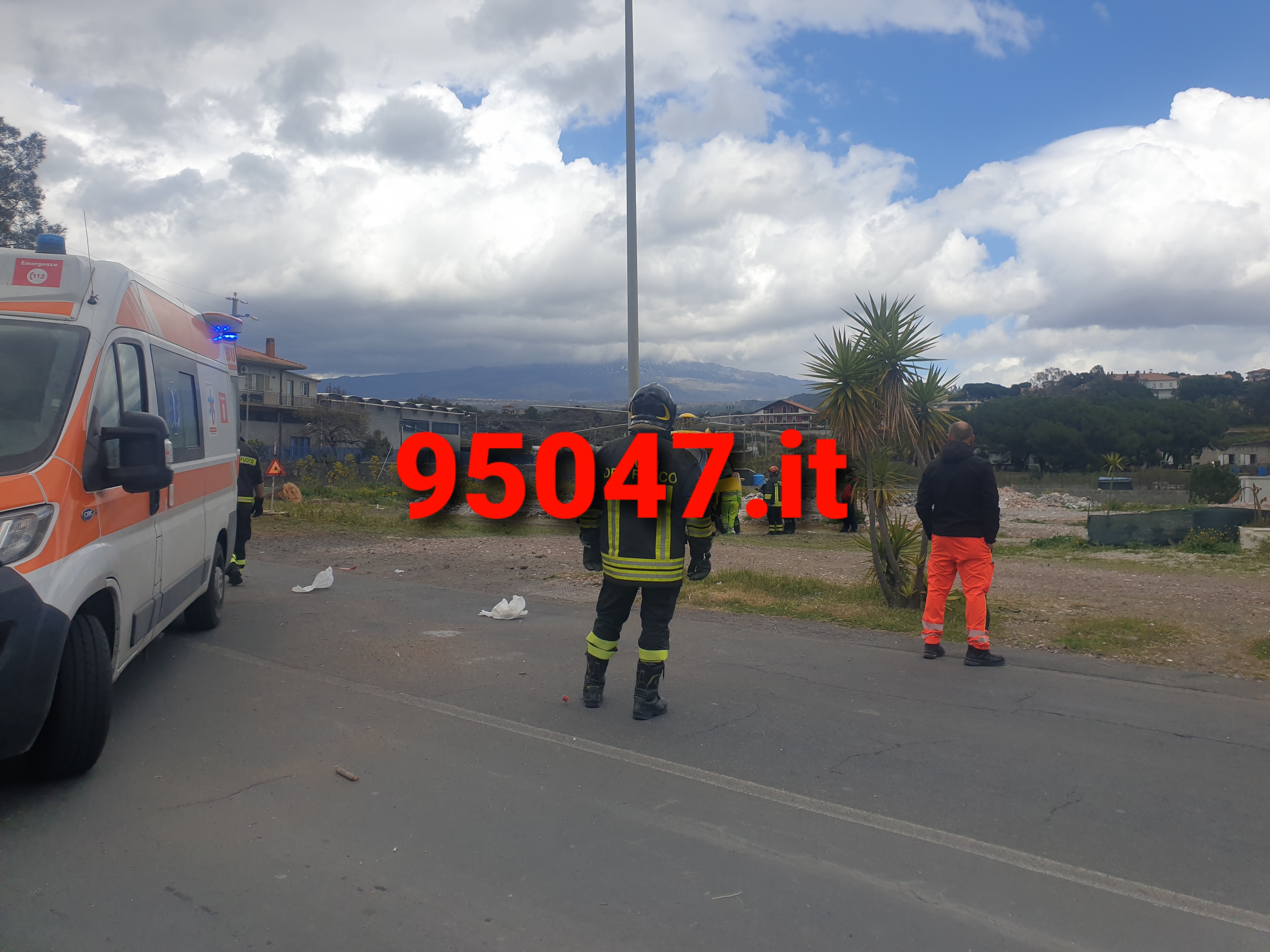 BELPASSO. DONNA TRAVOLTA MENTRE ATTRAVERSA LA STRADA, TRASPORTATA IN OSPEDALE IN CODICE ROSSO