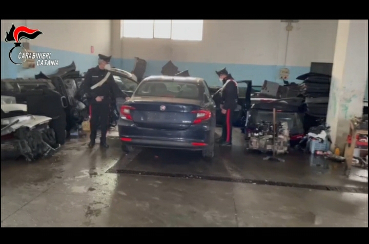 PATERNÒ . SI “RIFORNIVANO” DI AUTO NEI PARCHEGGI DEI CENTRI COMMERCIALI , SCOPERTA INGENTE REFURTIVA IN UN CAPANNONE A TRE FONTANE - IL VIDEO