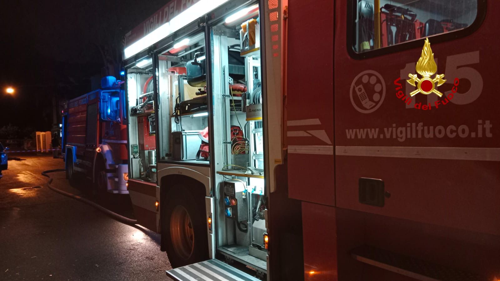 PAURA NELLA NOTTE AD ACI CASTELLO, A FUOCO TETTOIA DI ALCUNI POSTI AUTO