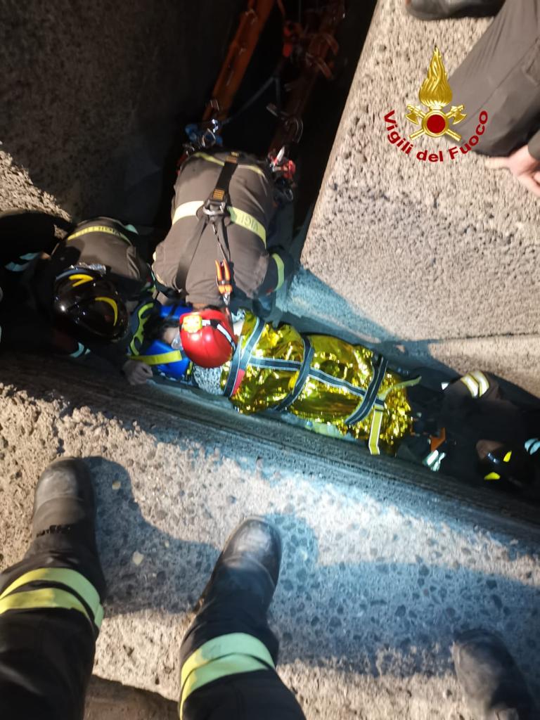 CATANIA, RAGAZZA CADE TRA I BLOCCHI FRANGIFLUTTI DEL PORTO: SALVATA DAI VIGILI DEL FUOCO