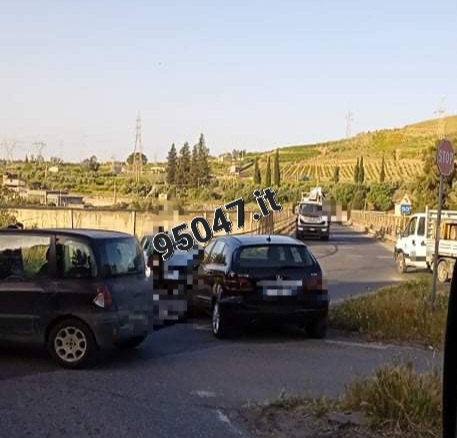 PATERNO', VIOLENTO SCONTRO FRONTALE FRA DUE AUTO NEI PRESSI DEL PONTE BARCA