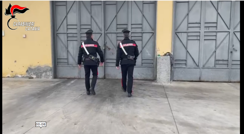 PATERNÒ . SI “RIFORNIVANO” DI AUTO NEI PARCHEGGI DEI CENTRI COMMERCIALI , SCOPERTA INGENTE REFURTIVA IN UN CAPANNONE A TRE FONTANE - IL VIDEO