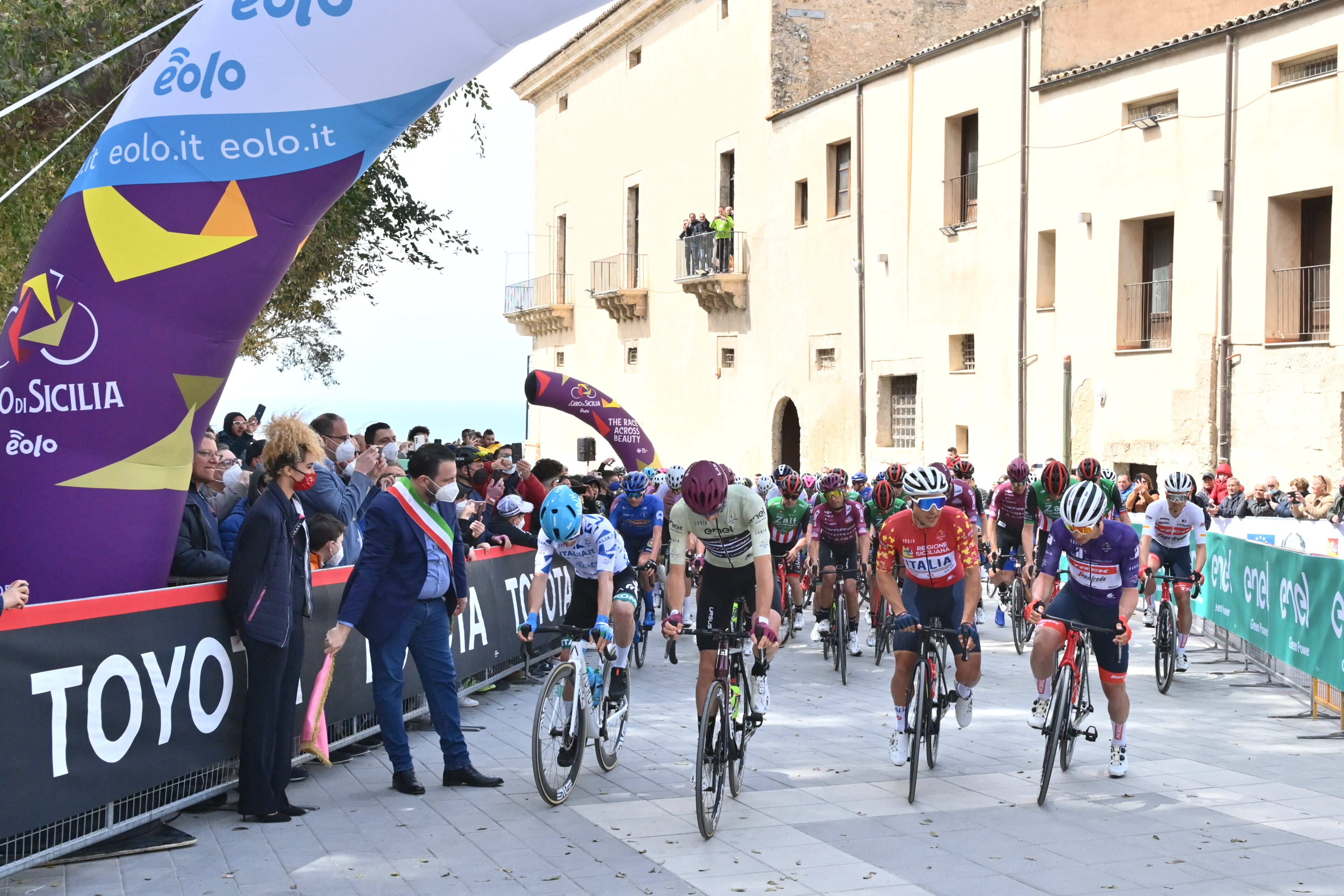 DAMIANO CARUSO VINCE LA TAPPA 2 DE IL GIRO DI SICILIA ED È LA NUOVA MAGLIA GIALLO ROSSA DI LEADER DELLA CLASSIFICA GENERALE