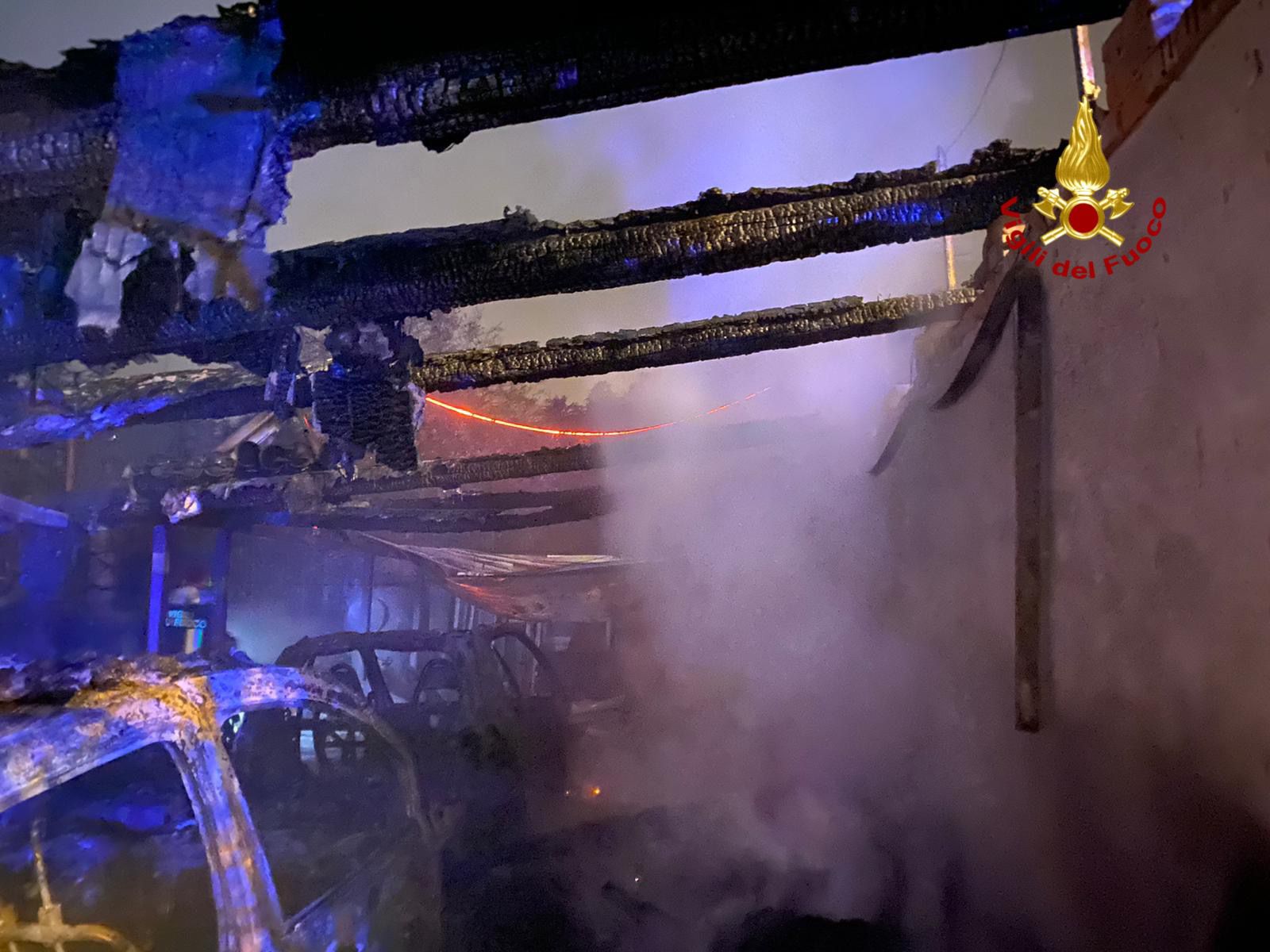 PAURA NELLA NOTTE AD ACI CASTELLO, A FUOCO TETTOIA DI ALCUNI POSTI AUTO