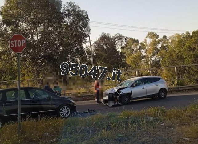 PATERNO', VIOLENTO SCONTRO FRONTALE FRA DUE AUTO NEI PRESSI DEL PONTE BARCA