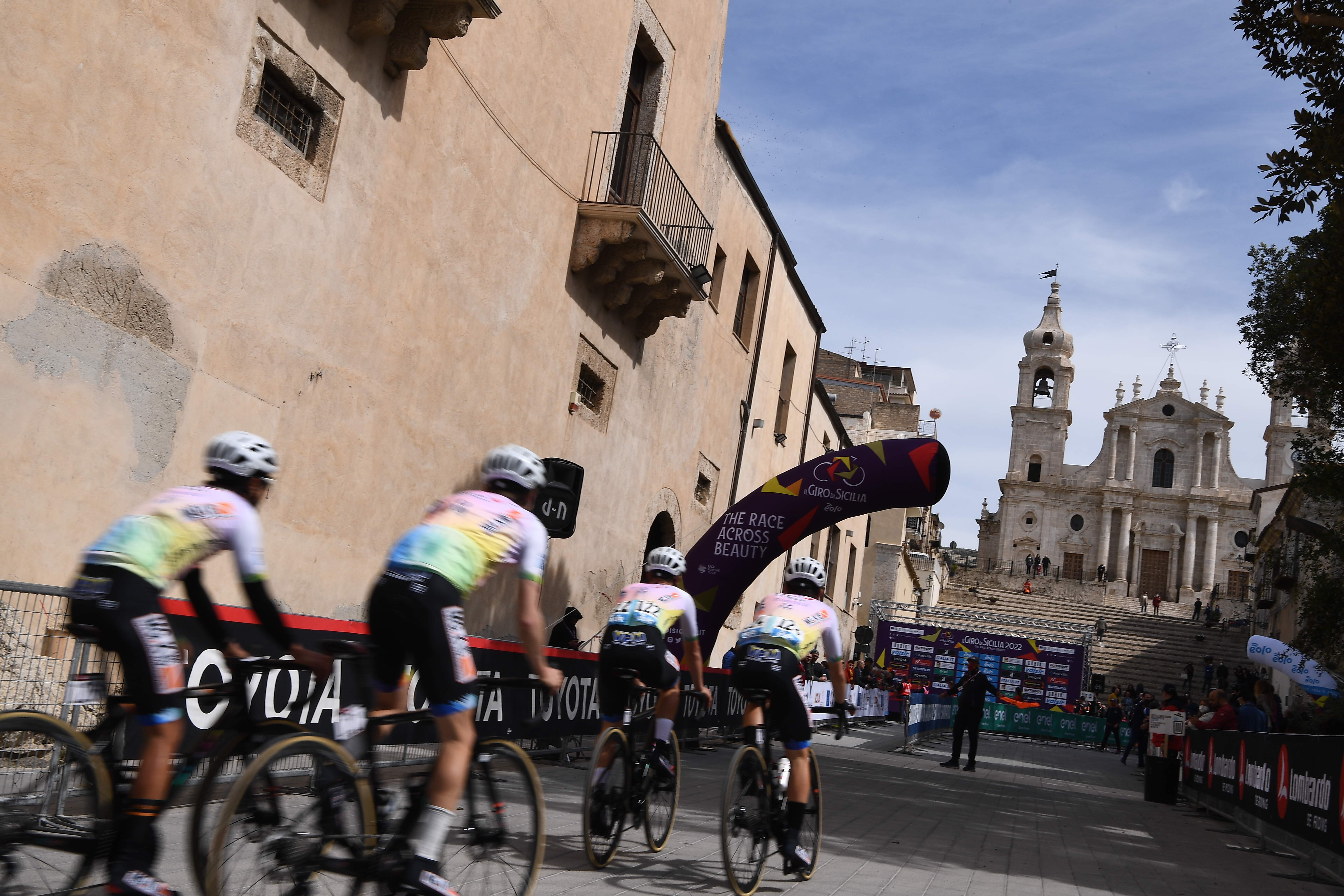 DAMIANO CARUSO VINCE LA TAPPA 2 DE IL GIRO DI SICILIA ED È LA NUOVA MAGLIA GIALLO ROSSA DI LEADER DELLA CLASSIFICA GENERALE
