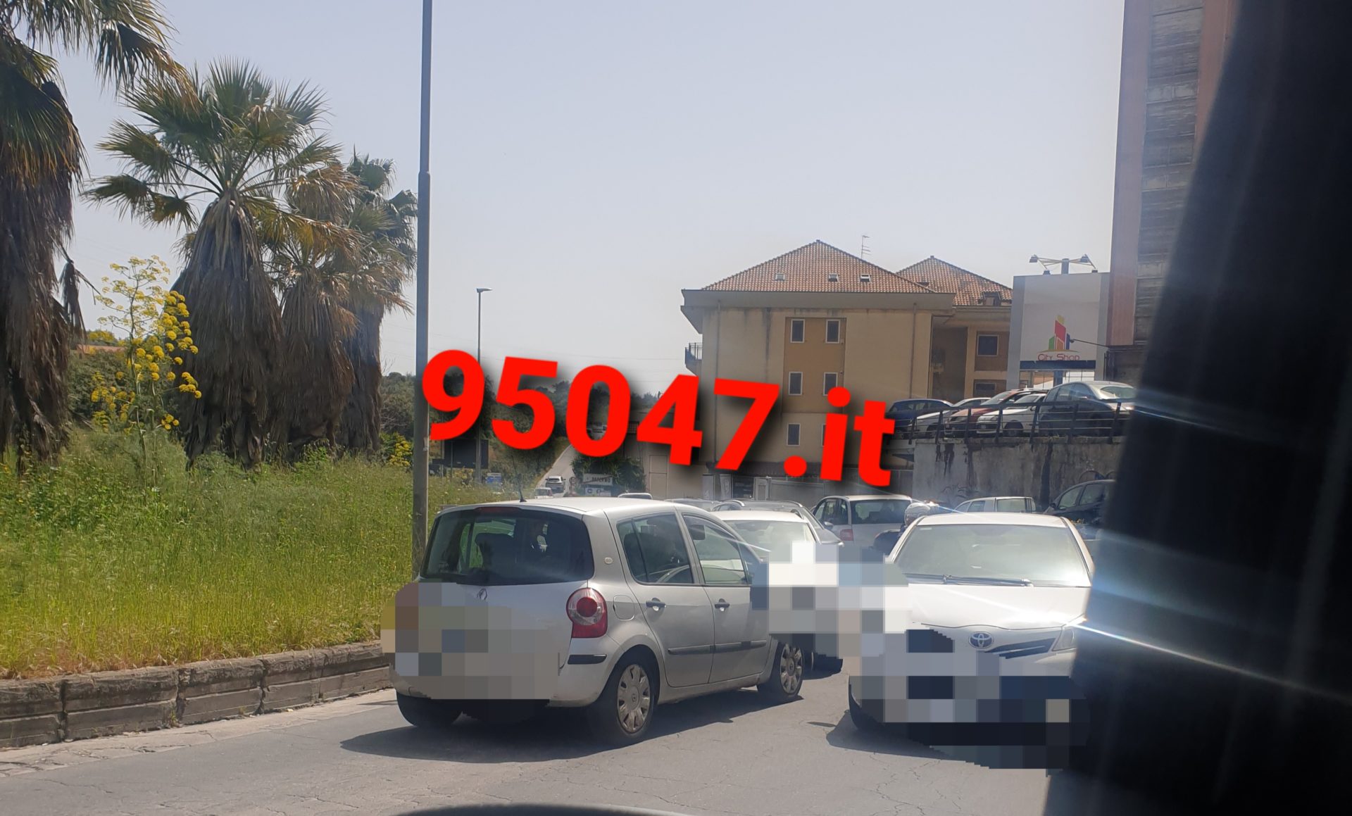 PATERNO': SCONTRO FRONTALE TRA DUE AUTO NEI PRESSI DEL "PALAZZO DI FERRO"