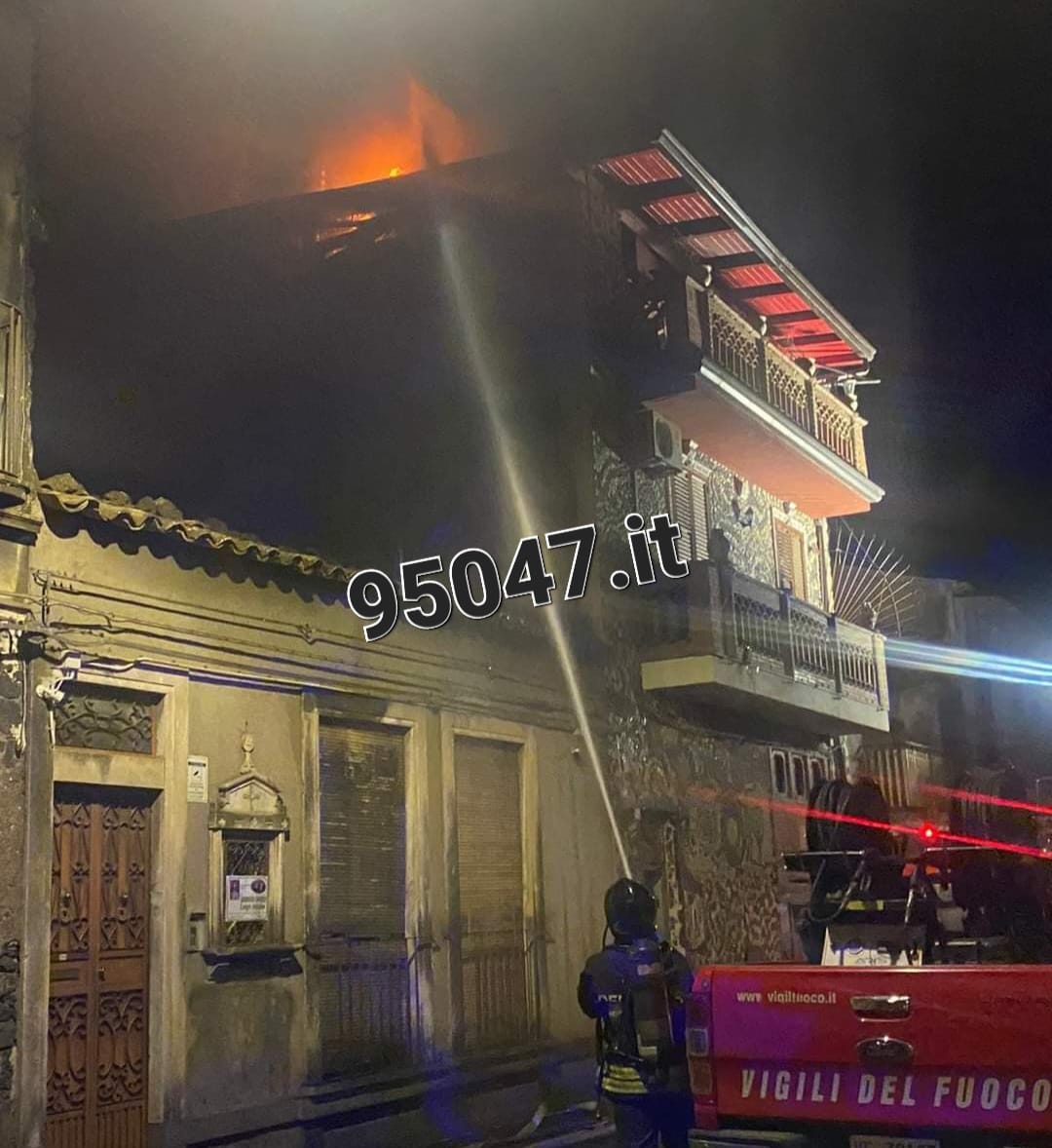 PATERNÒ, INCENDIO IERI SERA  SU UN TERRAZZO: INTERVENUTI VIGILI DEL FUOCO
