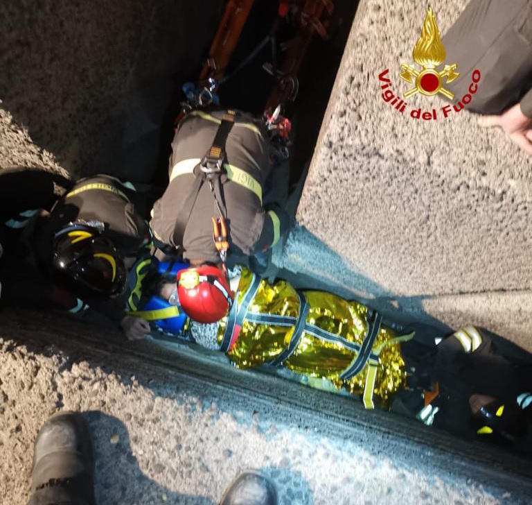 CATANIA, RAGAZZA CADE TRA I BLOCCHI FRANGIFLUTTI DEL PORTO: SALVATA DAI VIGILI DEL FUOCO