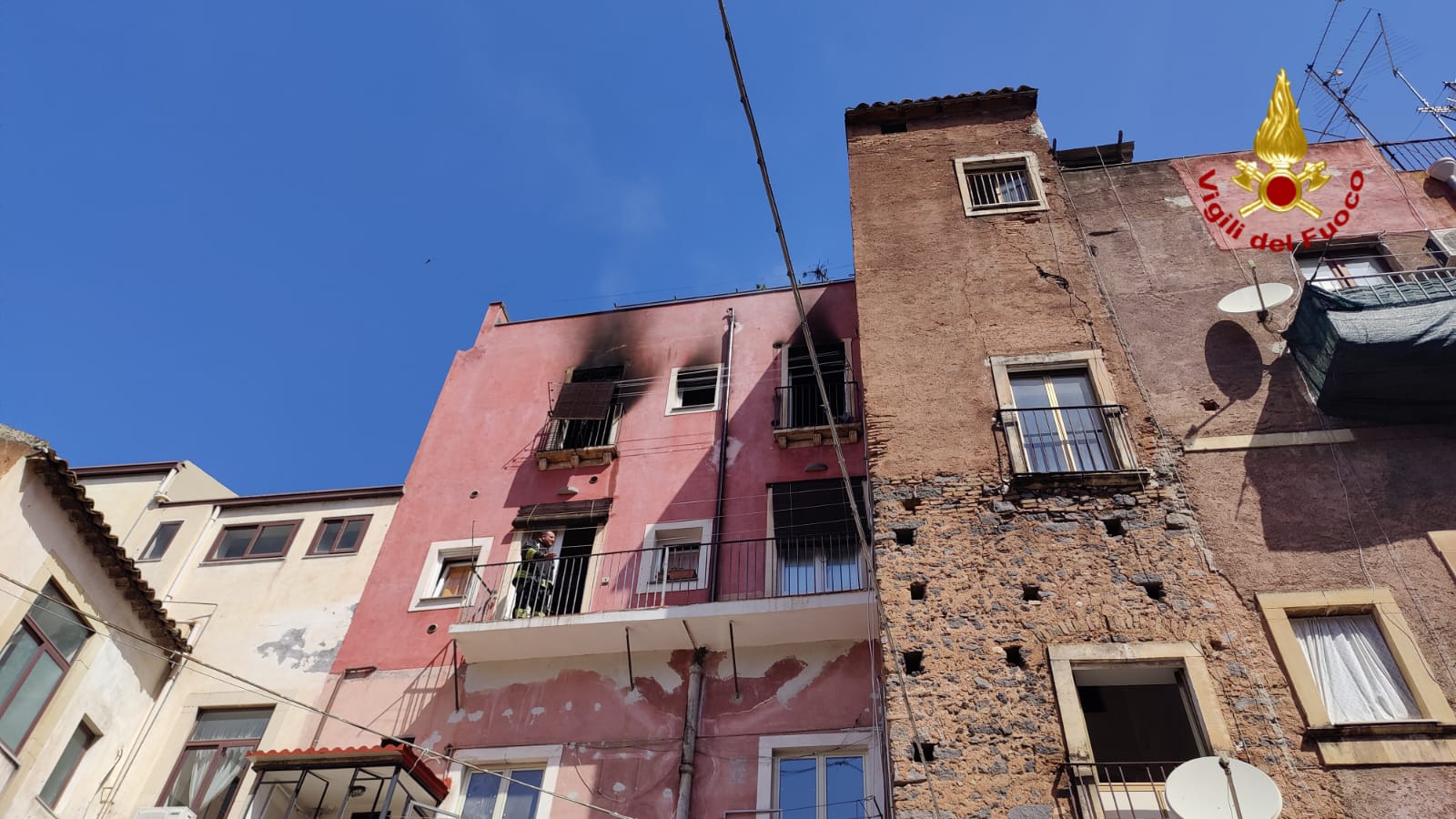 CATANIA. FIAMME IN APPARTAMENTO DI VIA PLEBISCITO