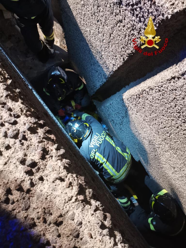 CATANIA, RAGAZZA CADE TRA I BLOCCHI FRANGIFLUTTI DEL PORTO: SALVATA DAI VIGILI DEL FUOCO