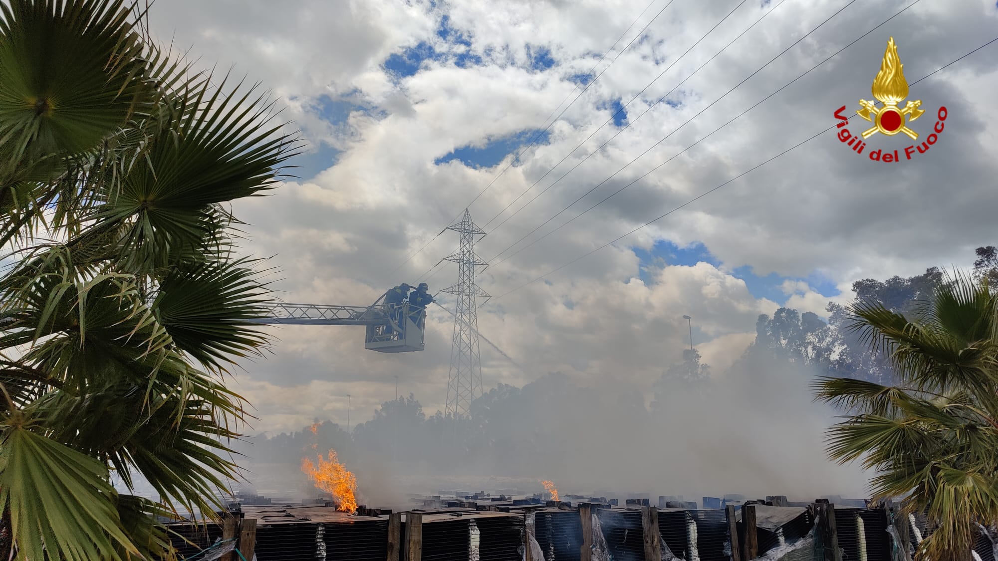 MAXI INCENDIO DI PANNELLI SOLARI ALL’INTERPORTO DI CATANIA