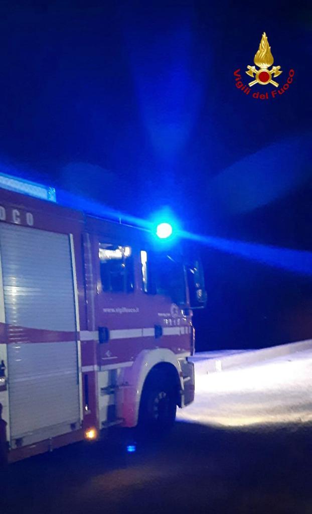 CATANIA, RAGAZZA CADE TRA I BLOCCHI FRANGIFLUTTI DEL PORTO: SALVATA DAI VIGILI DEL FUOCO