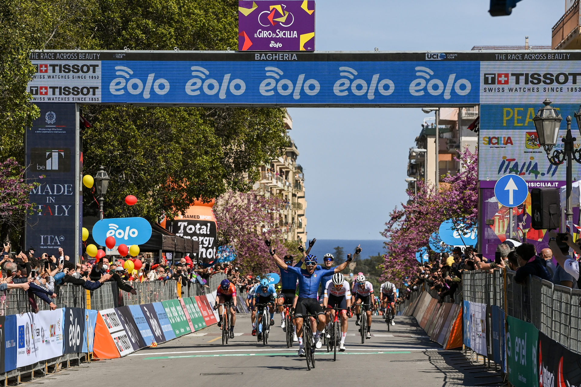 GIRO DI SICILIA 2022, MALUCELLI VINCE LA PRIMA TAPPA DA MILAZZO A BAGHERIA CON LA MAGLIA AZZURRA DELLA NAZIONALE
