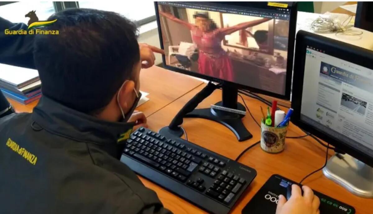 PALERMO:  INVALIDA AL 100 PER CENTO POSTAVA  SU FACEBOOK LE FOTO CHE LA RITRAEVANO MENTRE BALLAVA LA DANZA DEL VENTRE, SEQUESTRATI 205MILA EURO - 