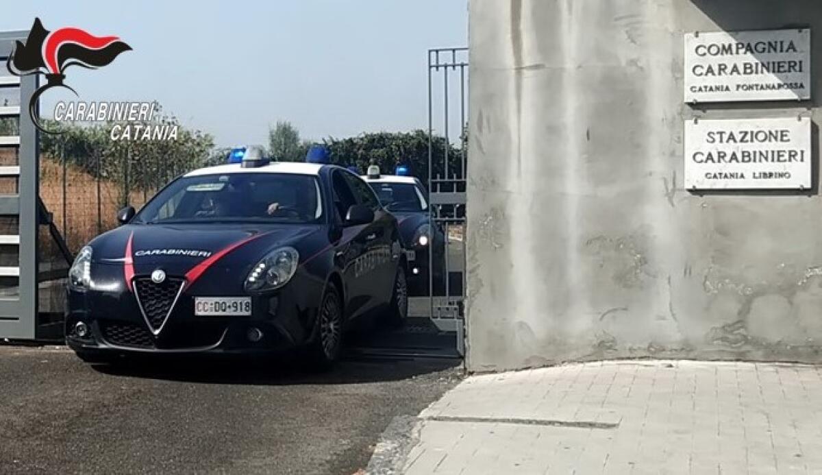 CATANIA. IN CASA LA CENTRALE DELLO SPACCIO DI COCAINA, DENUNCIATO - 
