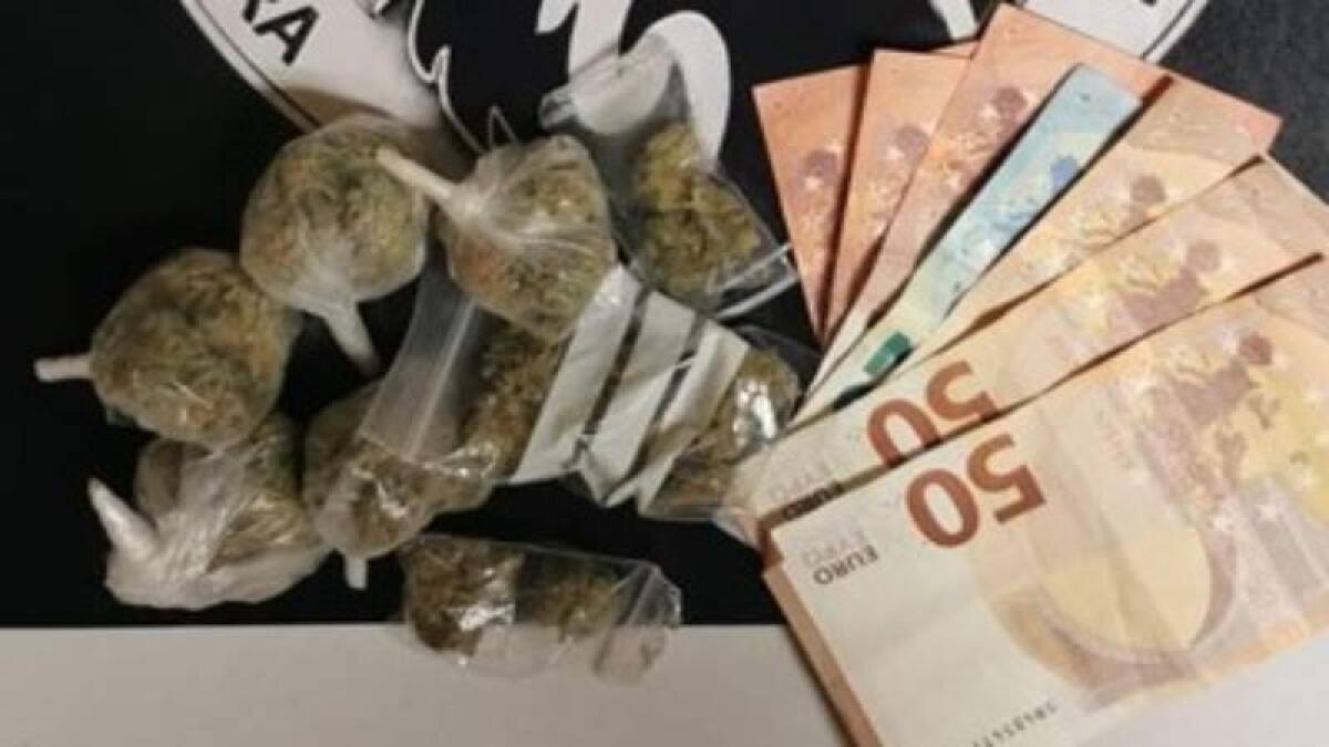 CATANIA, PASSEGGIAVA IN BICI CON LA MARIJUANA - 