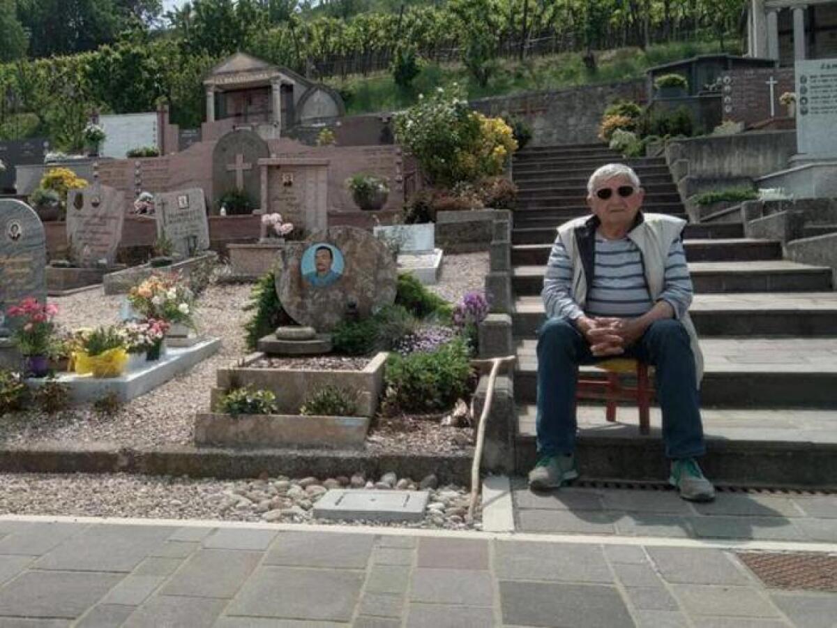 VICENZA: IL FIGLIO MUORE DI TUMORE, IL PADRE DI 82 ANNI NE VEGLIA LA TOMBA DA 13 MESI: “MI SIEDO E GLI PARLO” - 