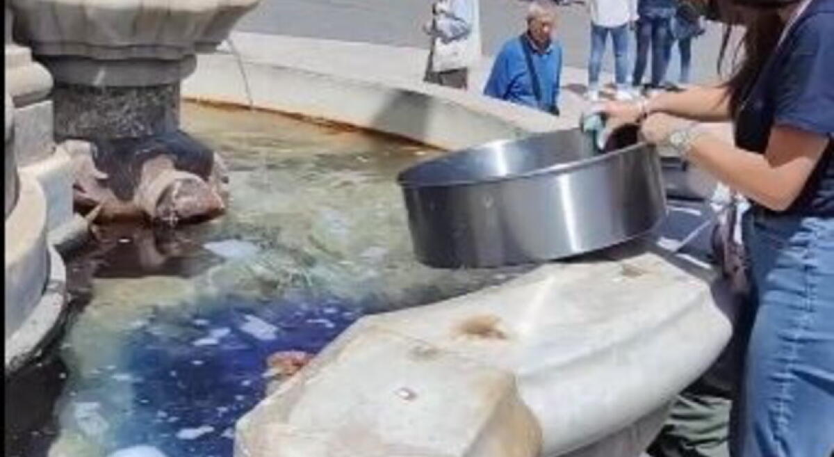 CATANIA. DONNA LAVA PENTOLONE NELLA FONTANA DEL DUOMO, L’ORGANIZZAZIONE SI SCUSA - 
