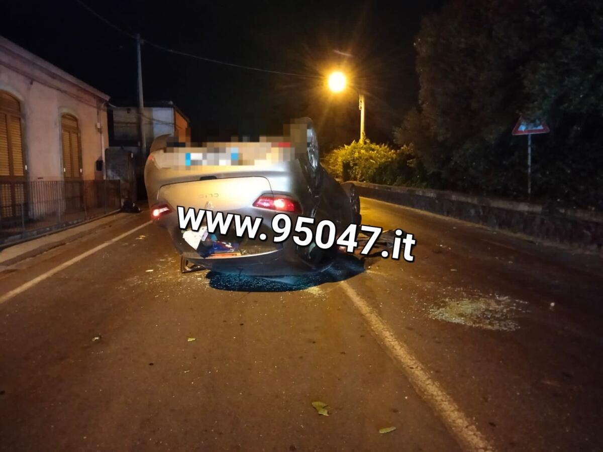 ACICASTELLO, AUTO SBATTE CONTRO UN MURO E SI RIBALTA, FERITO CONDUCENTE - 