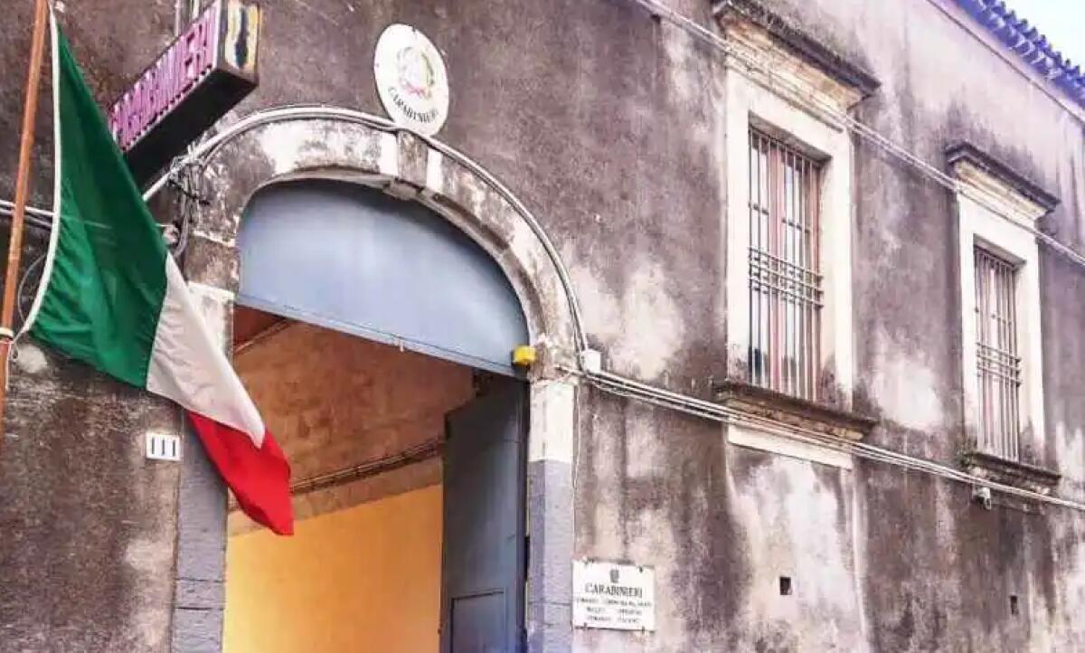 CATANIA. ‘BECCATO’ A SPACCIARE CON I CLIENTI DAVANTI AL PORTONE - 