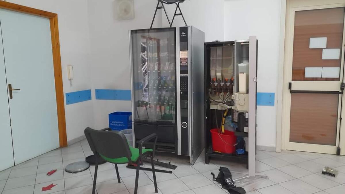 PATERNO’: I VANDALI COLPISCONO ANCORA, INTRUSI ALL’INTERNO DEL CENTRO "UN NONNO PER AMICO" - 