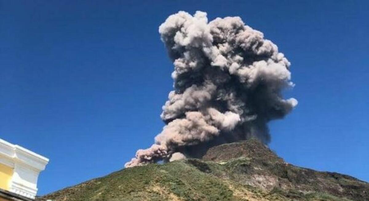 GROSSA ESPLOSIONE A STROMBOLI, INCENDI E TANTA PAURA - 