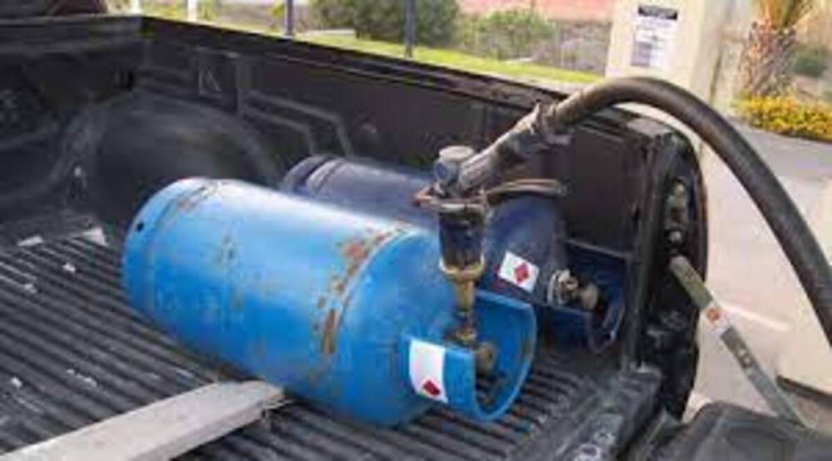 CALTAGIRONE : RIEMPIONO BOMBOLA DA CUCINA IN STAZIONE DI SERVIZIO - 