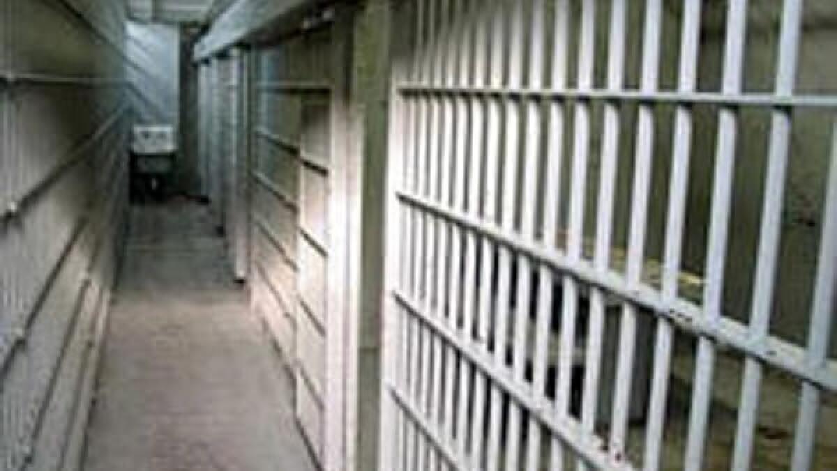 MESSINA, EX DETENUTO BUSSA ALLA PORTA DEL CARCERE: "NON HO NESSUNO, FATEMI RIENTRARE" - 