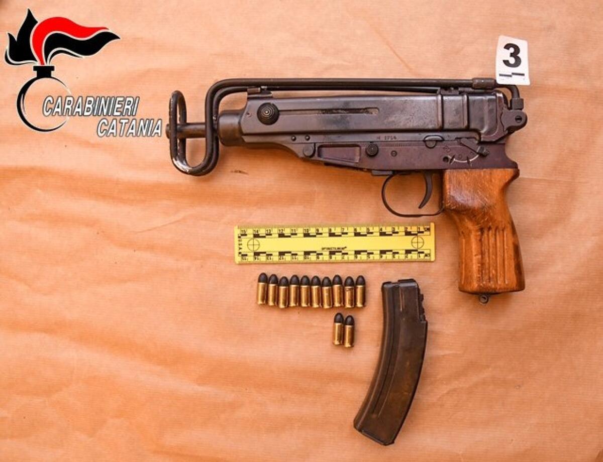 ARSENALE IN MACELLERIA A MISTERBIANCO: SCOPERTA UNA MITRAGLIATRICE SKORPION CON 400 CARTUCCE - 