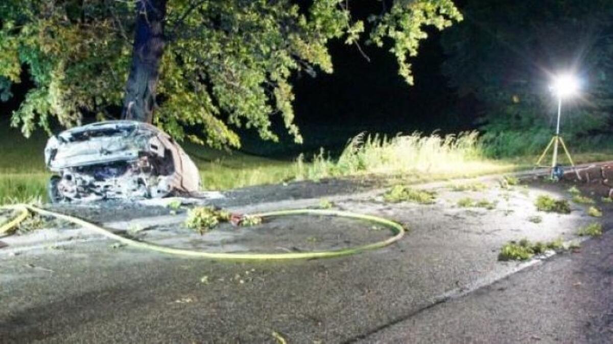 SCHIANTO IN GERMANIA: L'AUTO PRENDE FUOCO. DUE UOMINI MUOIONO CARBONIZZATI: C'È UN SICILIANO - 