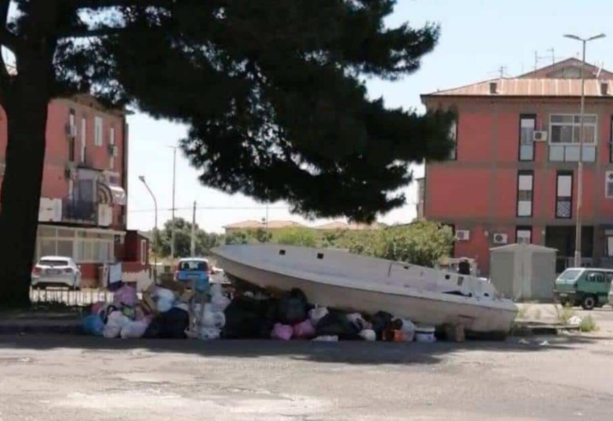 CATANIA.  BARCA ABBANDONATA TRA I RIFIUTI SUL CIGLIO DELLA STRADA - 