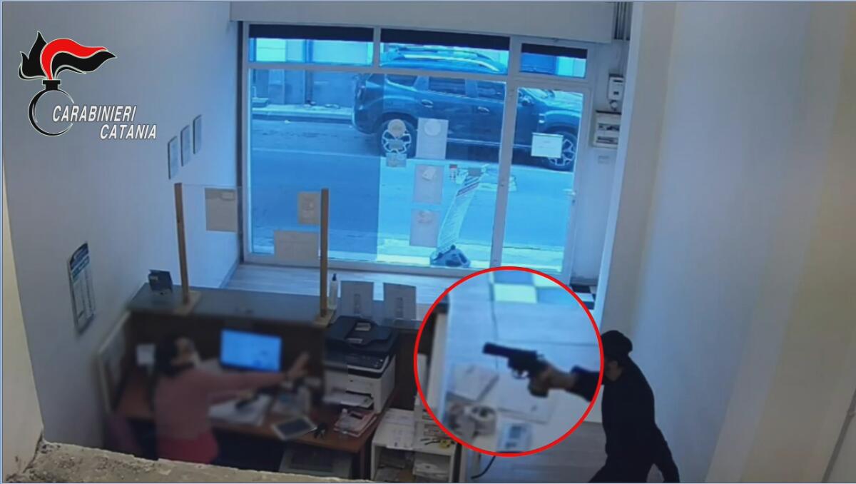 RAPINA UN NEGOZIO CON ARMA PUNTATA ALLA TESTA ALL'IMPIEGATA  A SAN GIOVANNI LA PUNTA: TRE ARRESTATI - 